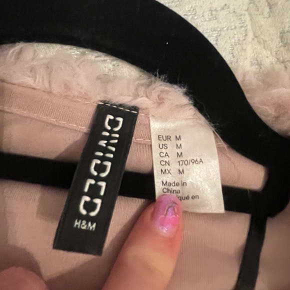 🦄✨ Cute H&M light pink fuzzy jacket. Size Medium. Worn once! - Picture 4 of 4